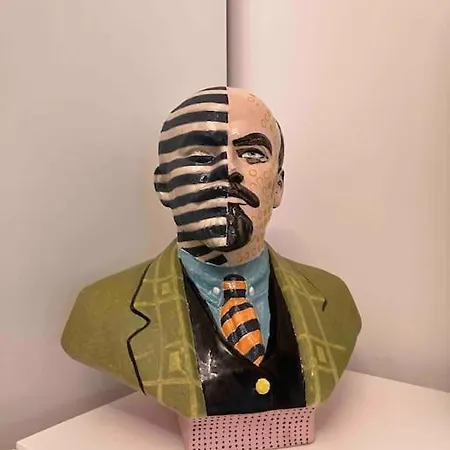 Aristocratic With A Parking Spot アパート