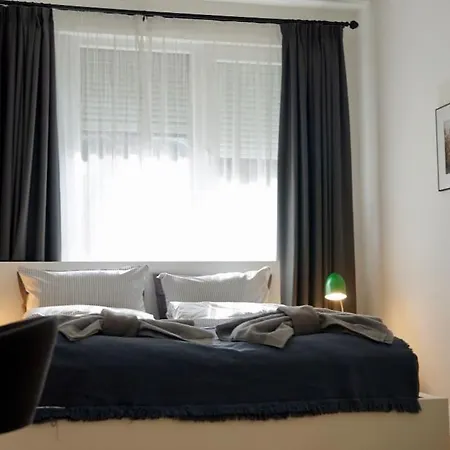 Aristocratic With A Parking Spot アパート